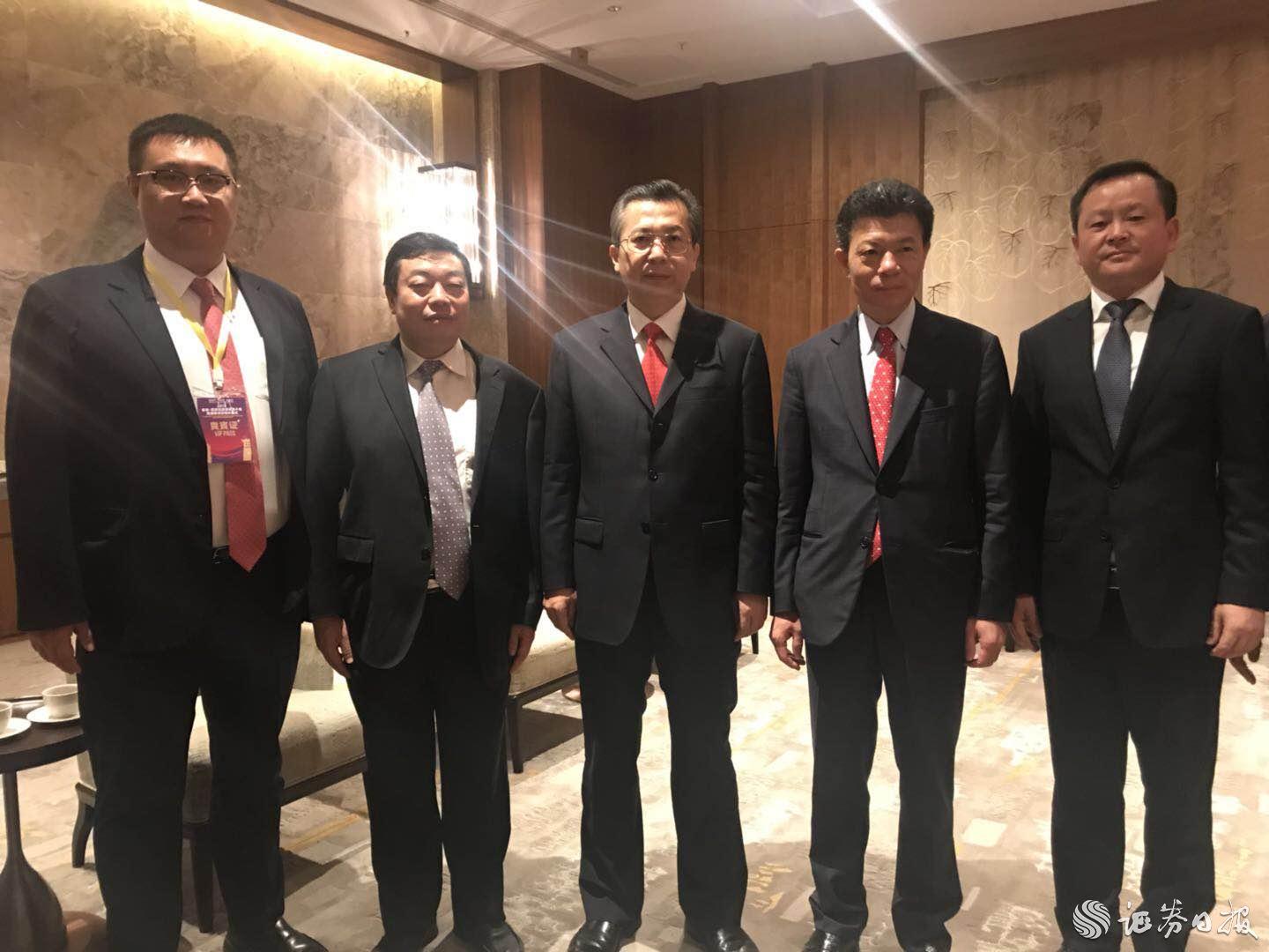 王永康書記與佳兆業(yè)集團(tuán)董事局主席郭英成等合影.jpg