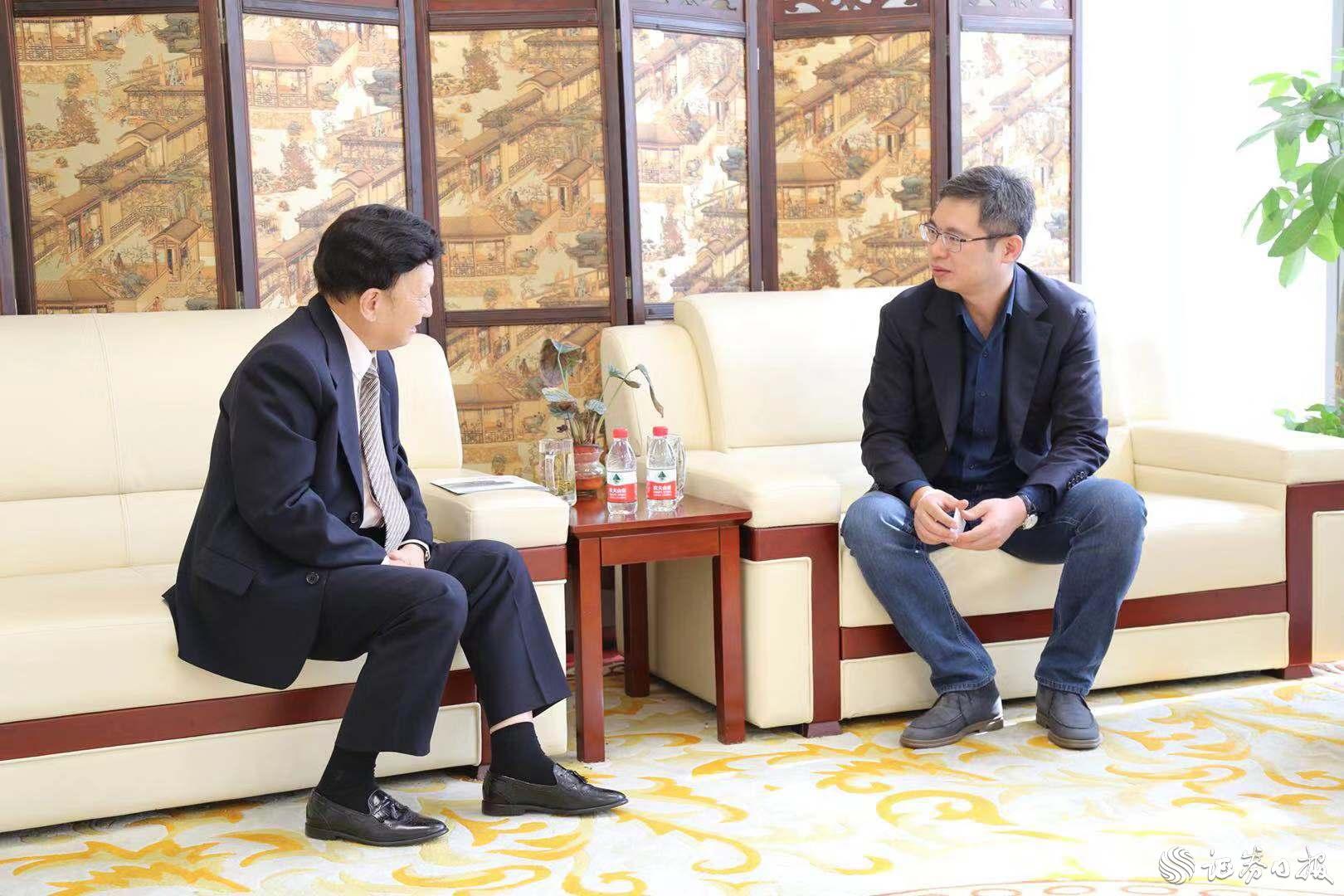 杭州江干區投資促進局副局長項波（右）與美中貿易發展協會總裁、執行長姚應文博士（左）交流探討.jpg