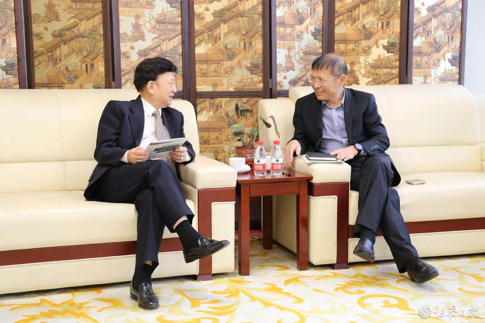 華僑國際樓宇黨委書記、總裁孔村光（右）與美中貿易發展協會總裁、執行長姚應文博士（左）進行商務洽談.jpg