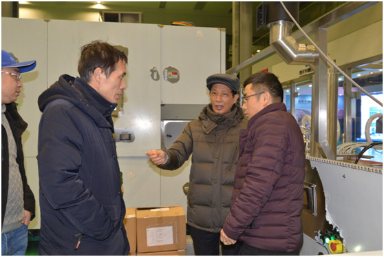 誠意藥業董事長顏貽意(中)與楚天科技股份有限公司執行總裁曾凡云(左)在驗收現場.jpg